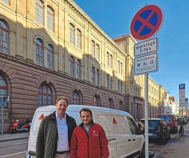 Das nimmt ihm keiner mehr: Malermeister Joachim Mayer (rechts) ist offiziell der erste Nutzer der Ludwigsburger Wirtschaftszone. Mit OB Matthias Knecht testet er den ersten Handwerkerparkplatz in der Mathildenstraße.