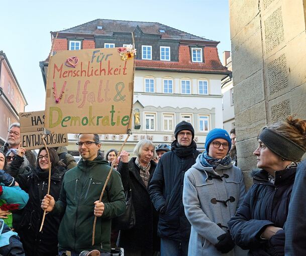 Im Februar organisierte das Bündnis für Vielfalt eine Kundgebung für Demokratie vor dem Rathaus. 300 Menschen nahmen daran teil.