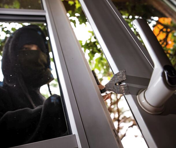 Bei allen drei Einbrüchen wurden Fenster aufgehebelt.
