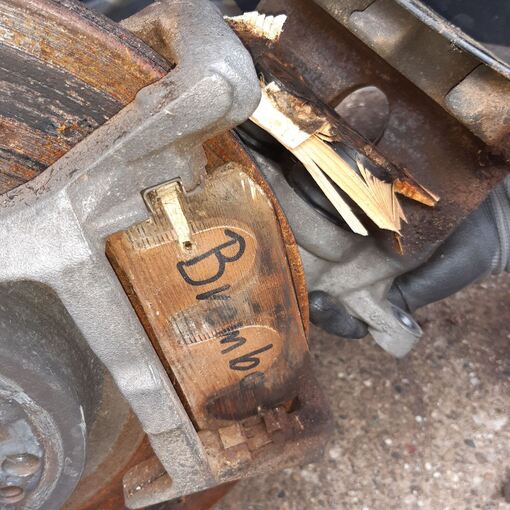 «Lebensgefährliche» Bremsklötze aus Holz an Luxus-SUV «Lebensgefährliche» Bremsklötze aus Holz an Luxus-SUV