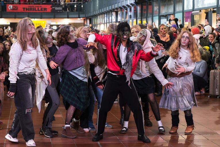 Michael-Jackson-Fanclub organisiert Thriller-Performance Michael-Jackson-Fanclub organisiert Thriller-Performance