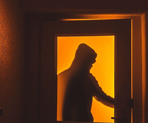 Über ein Fenster versuchten die beiden Einbrecher, den Betrieb wieder zu verlassen. Über ein Fenster versuchten die beiden Einbrecher, den Betrieb wieder zu verlassen.