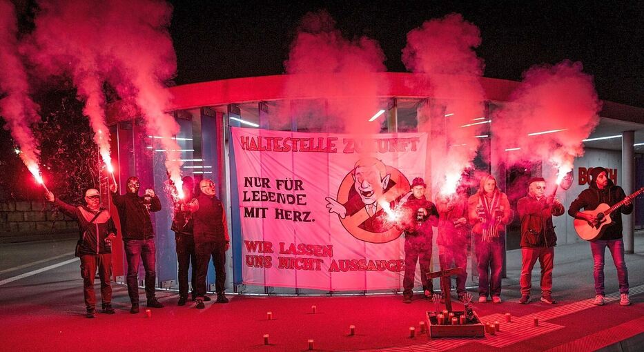 Protest an der Bushaltestelle vor dem Schwieberdinger Werk: Als Horrorgestalten verkleidete Bosch-Mitarbeiter bei der Halloween-Aktion am Freitagabend.
