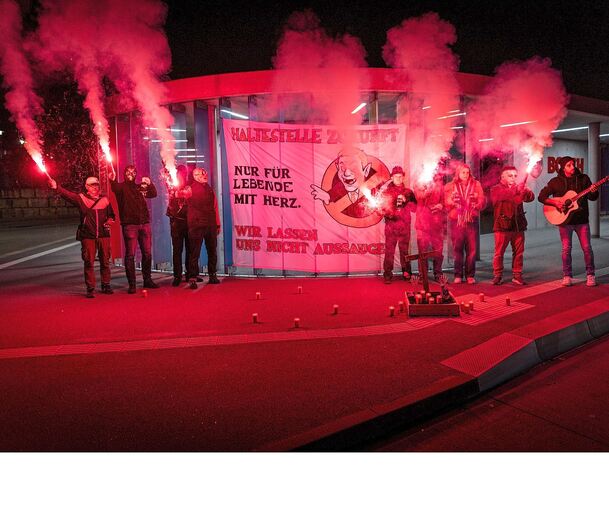 Protest an der Bushaltestelle vor dem Schwieberdinger Werk: Als Horrorgestalten verkleidete Bosch-Mitarbeiter bei der Halloween-Aktion am Freitagabend.