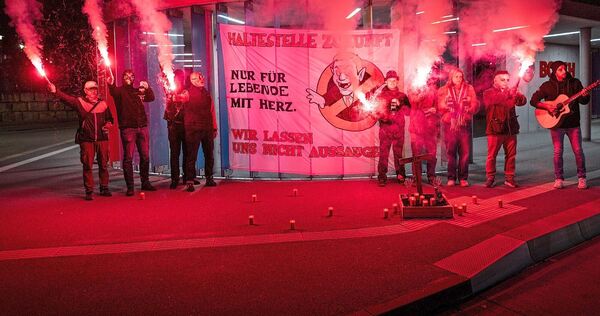 Protest an der Bushaltestelle vor dem Schwieberdinger Werk: Als Horrorgestalten verkleidete Bosch-Mitarbeiter bei der Halloween-Aktion am Freitagabend.