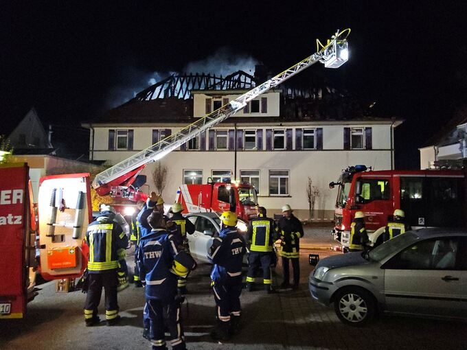 Bewohner verursachte Brand in Mehrfamilienhaus