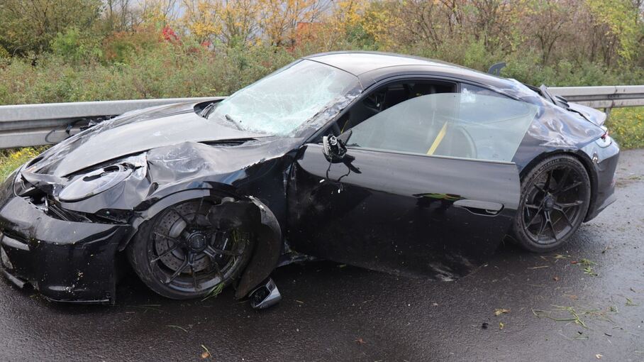 Porsche prallt gegen Leitplanke - Totalschaden Porsche prallt gegen Leitplanke - Totalschaden