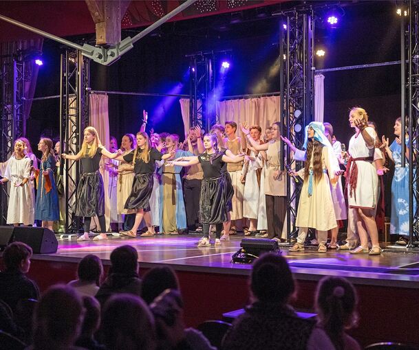 Die Musicalaufführung war ein Gemeinschaftsprojekt, das junge Menschen zusammenführte und ihnen half, Selbstvertrauen zu gewinnen.