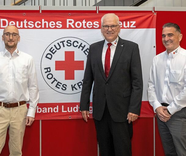 Lächeln in die Kamera: Präsident Gerd Maisch (Mitte) sowie die DRK- Geschäftsführer Till Fröscher (links) und Steffen Schassberger.