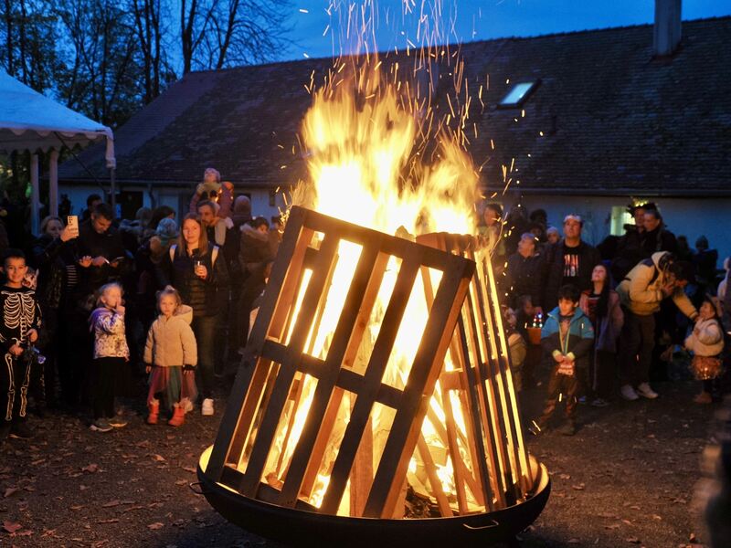Ein offenes Feuer darf bei der Hallowwen-Party nicht fehlen.