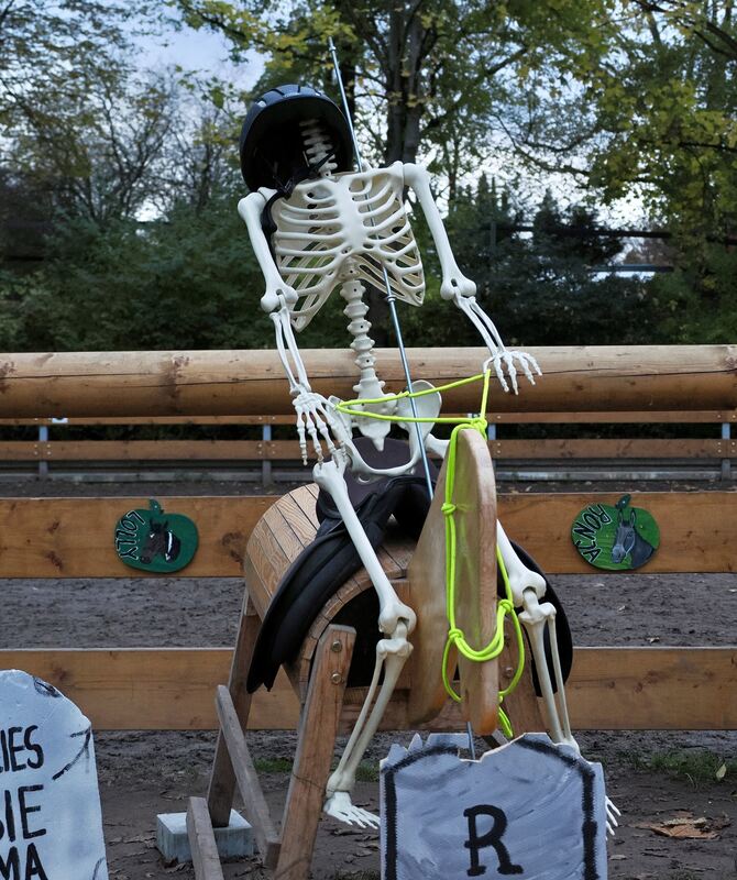 Kreativ gestaltet war der Gruselpfad. Ein Skelett auf einem Pferd darf da nicht fehlen.