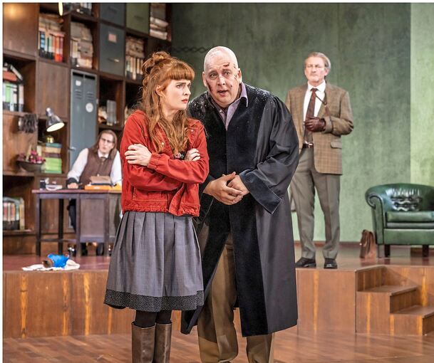 Eine Gerichtsverhandlung voller absurd-grotesker Momente (von links: Gabriel Kemmether, Cosima Fischlein, Oliver Firit und Stefan Eichberg).