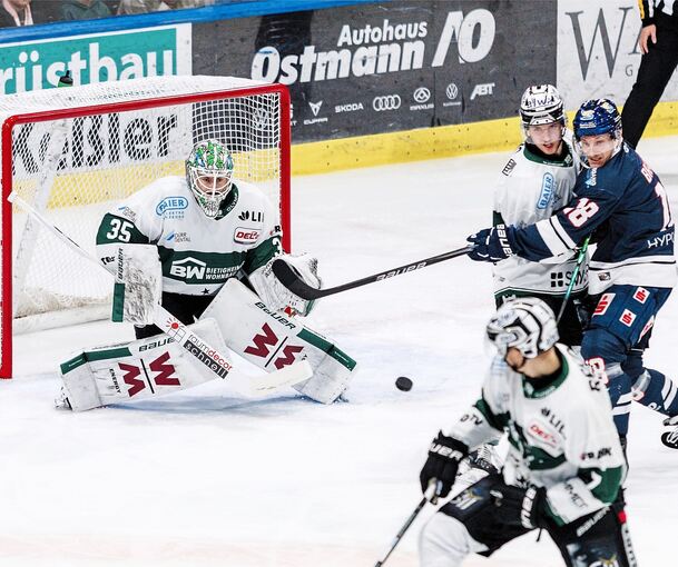 Gefordert ist die Steelers-Abwehr um Keeper Olafr Schmidt und Arne Uplegger.