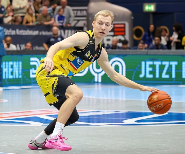 Riesen-Neuzugang Toms Skuja überzeugt in Weißenfels nach wackeligem Beginn mit überlegtem Spiel und feinen Assists.