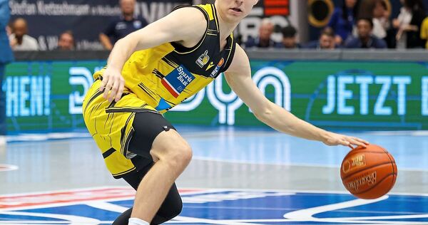 Riesen-Neuzugang Toms Skuja überzeugt in Weißenfels nach wackeligem Beginn mit überlegtem Spiel und feinen Assists.