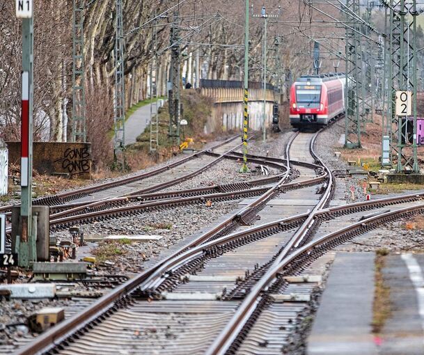 Eine S-Bahn fährt in den Bahnhof Stuttgart-Bad Cannstatt ein.