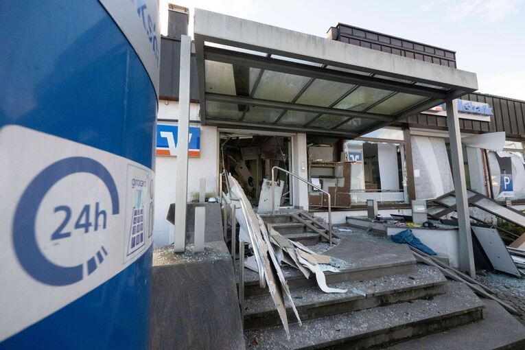 Geldautomat gesprengt - großer Schaden an Bankfiliale Geldautomat gesprengt - großer Schaden an Bankfiliale