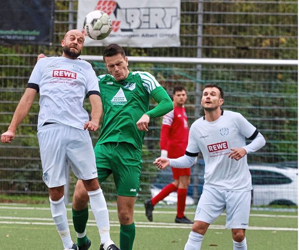 Kampf um den Ball zwischen der SGM Gemmrigheim/Walheim (grünes Trikot) und dem TSV Bönnigheim II.