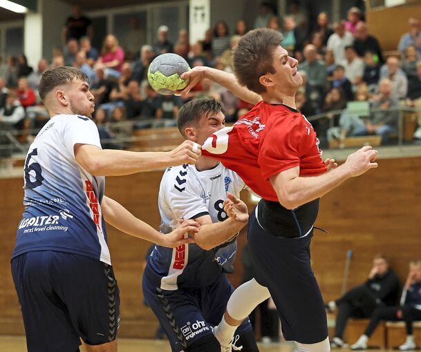 Bietigheims Jona Bader (rechts) ist von den Bönnigheimern Levin (links) und Jaron May kaum in den Griff zu bekommen.