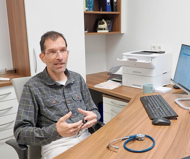 Joachim Kolb kümmert sich in der Gemeinschaftspraxis in Benningen um Long- und Post-Covid-Erkrankte.