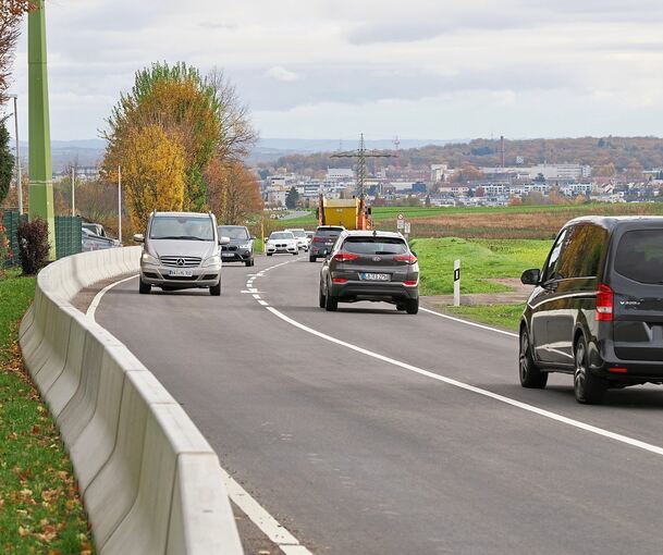 Die Sanierung der L1125 ist abgeschlossen: Auf 70.000 Quadratmetern wurde frischer Asphalt aufgetragen.