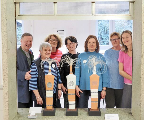 Sie zeigen im November ihre Kunst im Wartesaal: Klaus-Dieter Frey, Christina Frey, Murielle Cordier-Grüninger, Vera Rentschler, Angelika Lill-Pirrung, Sigrid Kaulfersch-Freihofer und Meike Bergheimer (von links).