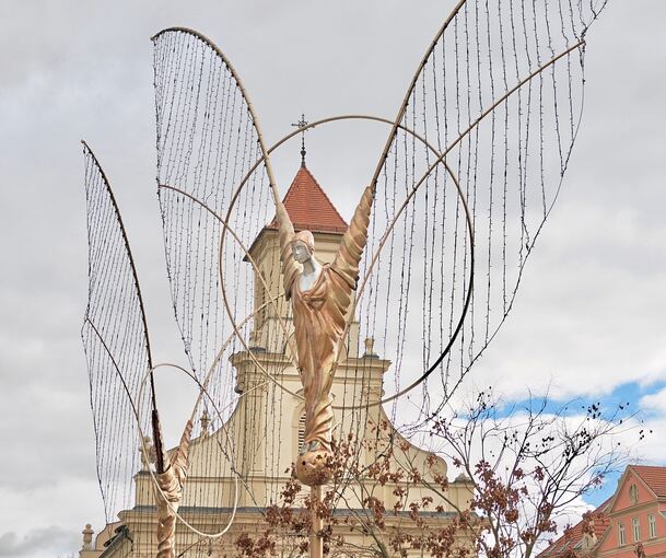 Rund um den Brunnen am Marktplatz stehen die Engel.
