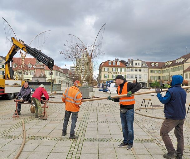 Mit vereinten Kräften werden die Engel auf dem Marktplatz aufgestellt.