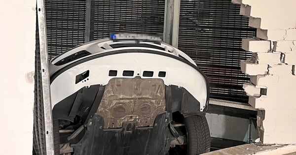 Porsche kracht in Ludwigsburger Parkhaus in Versorgungsschacht