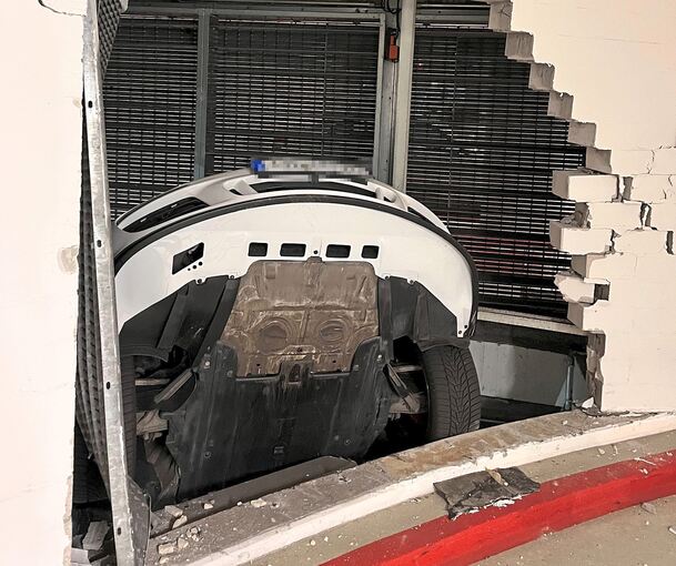 Der Porsche eines 90-Jährigen war rückwärts in den Schacht gestürzt. Der Porsche eines 90-Jährigen war rückwärts in den Schacht gestürzt.