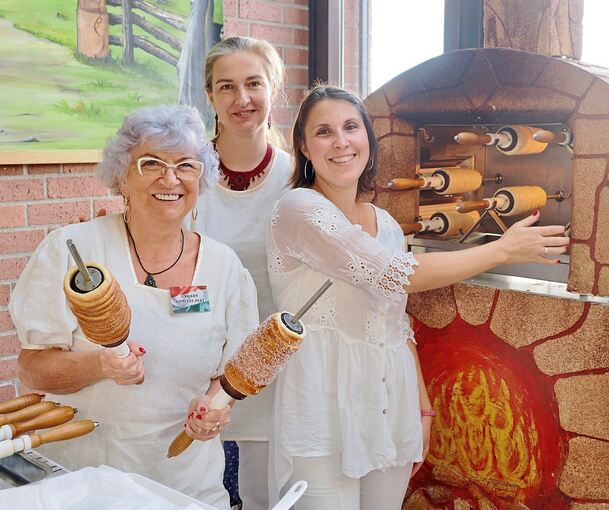 Das ungarische Hefegebäck Kürcsi wird frisch gebacken und hat viele Fans in Ludwigsburg.