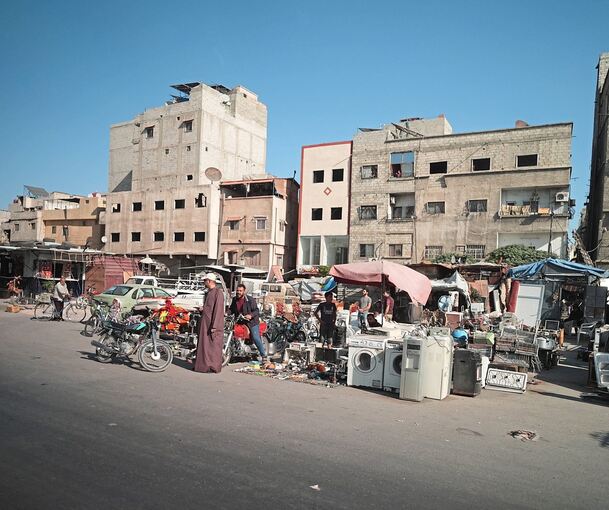 Im syrischen Harasta bieten Verkäufer ihre Waren am Straßenrand an – in einem Stadtteil, der durch den Bürgerkrieg zerstört worden ist.