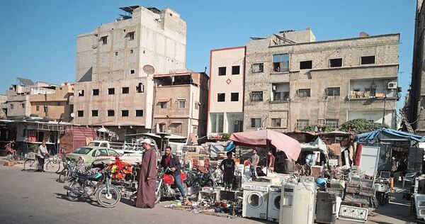 Im syrischen Harasta bieten Verkäufer ihre Waren am Straßenrand an – in einem Stadtteil, der durch den Bürgerkrieg zerstört worden ist.