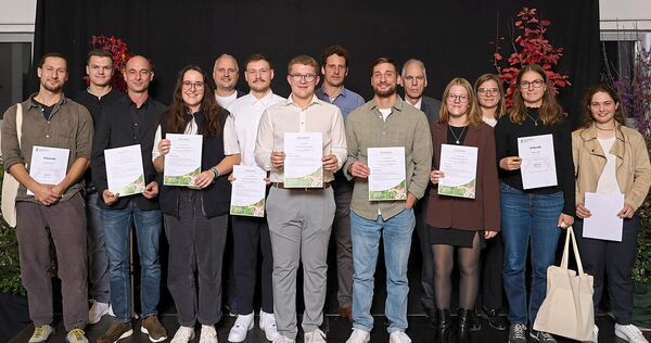 Die Jahrgangsbesten der Regionen mit Ulrich Dura (Regierungspräsidium Stuttgart, 5. v.r.) und den Regionalvorsitzenden der Regionen Hanna Hiller, Julian Lenk und Damian Wörner.