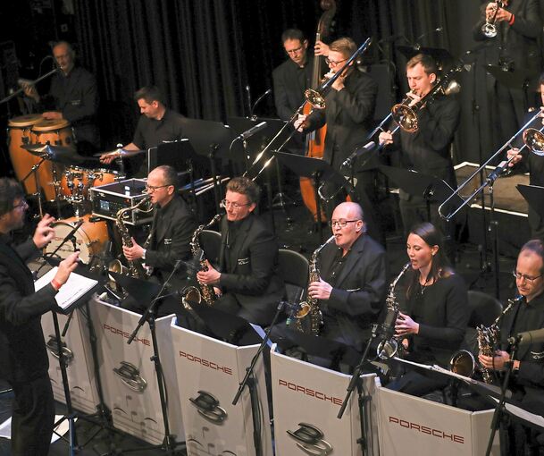 Die Porsche-Bigband tritt gemeinsam mit der W&W-Campus-Band zugunsten der LKZ-Spendenaktion Helferherz auf. Der Kartenvorverkauf Die Porsche-Bigband tritt gemeinsam mit der W&W-Campus-Band zugunsten der LKZ-Spendenaktion Helferherz auf. Der Kartenvorverkauf läuft.