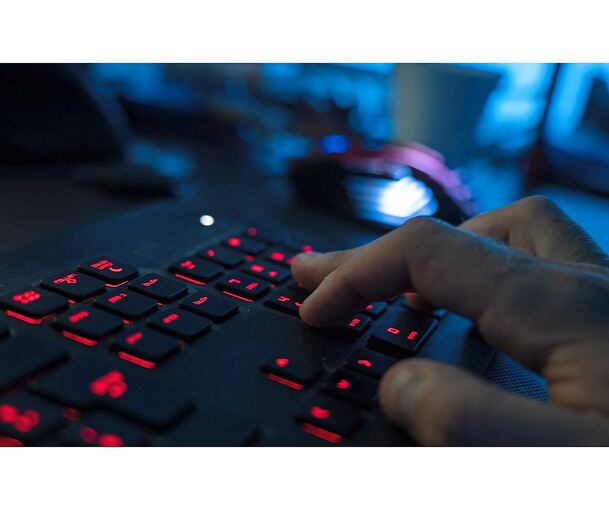 Ein 16-Jähriger soll über das Internet Kinder und Jugendliche dazu gedrängt haben, sich selbst zu verletzen. Ein 16-Jähriger soll über das Internet Kinder und Jugendliche dazu gedrängt haben, sich selbst zu verletzen.