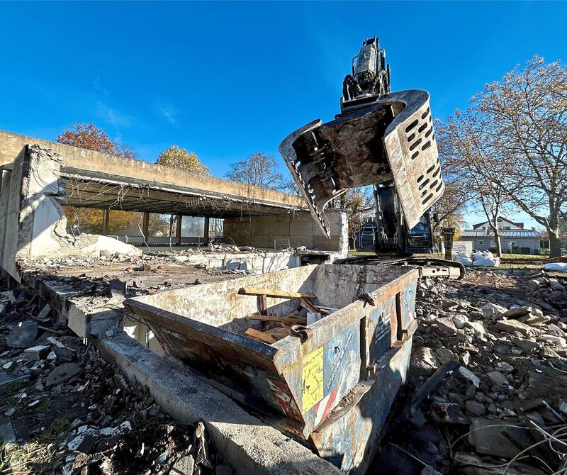 Der Bagger tut sein Werk.