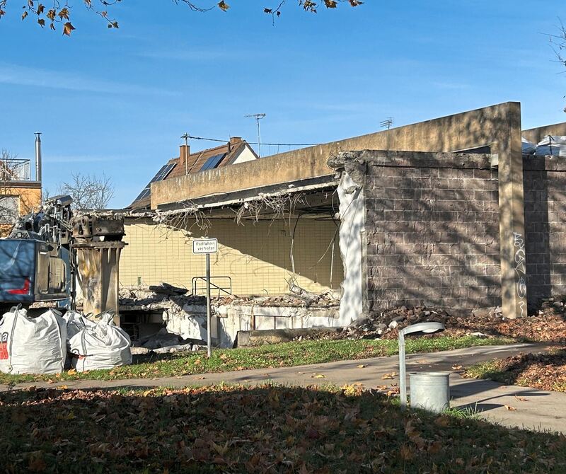 Eingangsbereich, Duschen, Umkleiden: alles schon weg.