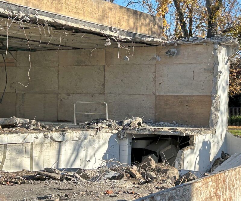 Hinter dieser Einhausung ist Fred Stelzigs Wassermann-Kunstwerk verborgen.