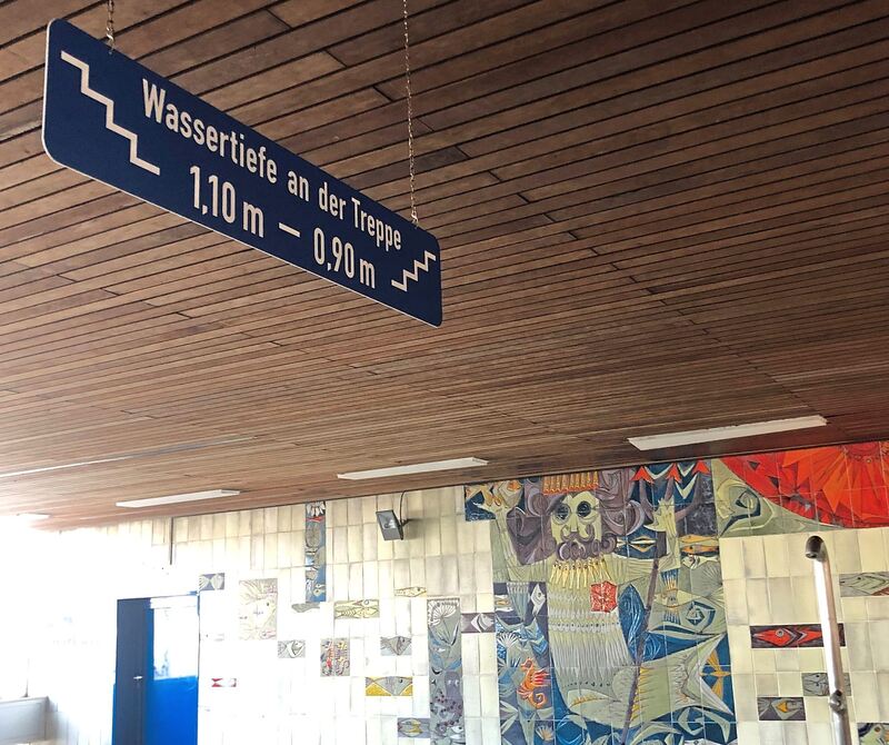 90 bis 1,10 Meter tief: Schild im leeren Bad im Januar 2025