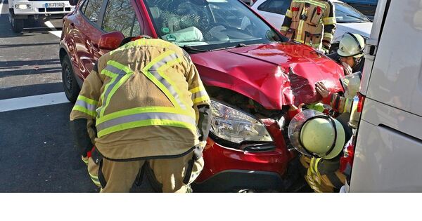 Feuerwehr-Ditzingen-r-ckt-aus-Vermeintlicher-Rauch-auf-der-Bundesstra-e