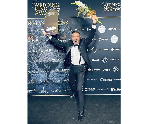 Die Freude ist riesig: Harry Hermann alias DJ Harry Garcia bei der Preisverleihung in Köln.