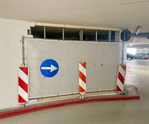 Der Tag danach: Hier fährt der 90-Jährige rückwärts in die Wand. Der Bereich ist abgesichert.