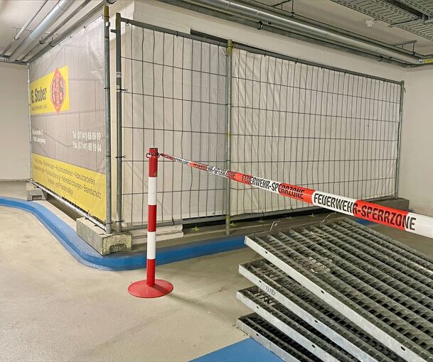 Die Lüftungsgitter im zweiten Untergeschoss sind schon entfernt, hinterm Sichtschutz verbirgt sich der Porsche. Der wird am Dienstagnachmittag vom Abschleppdienst abtransportiert.