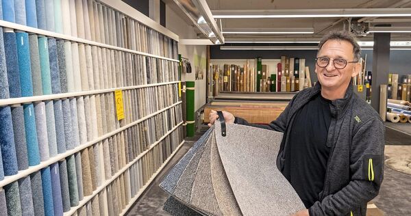 Präsentiert das, wofür der „Teppichboden Frick“ landläufig bekannt ist: Geschäftsführer Rainer Hunsicker.