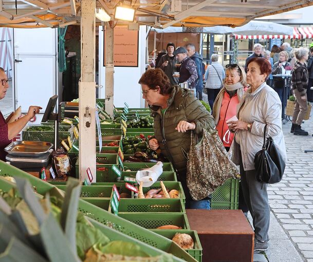 Die Besucher des neuen Wochenmarkts auf dem Kelterplatz sind überwiegend zufrieden.