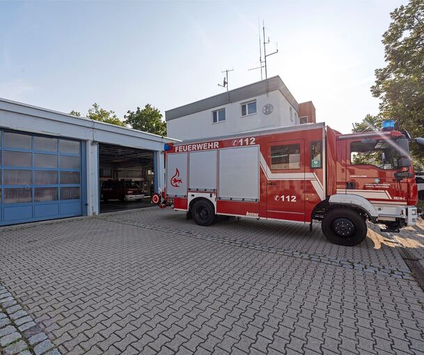 Das Münchinger Feuerwehrhaus in der Schulstraße ist schon seit Längerem beengt. Mit einer Fahrzeughalle soll nun kurzfristig Platz geschaffen werden.