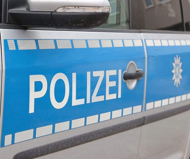 Zeugen sollen sich bei der Polizei melden. Zeugen sollen sich bei der Polizei melden.
