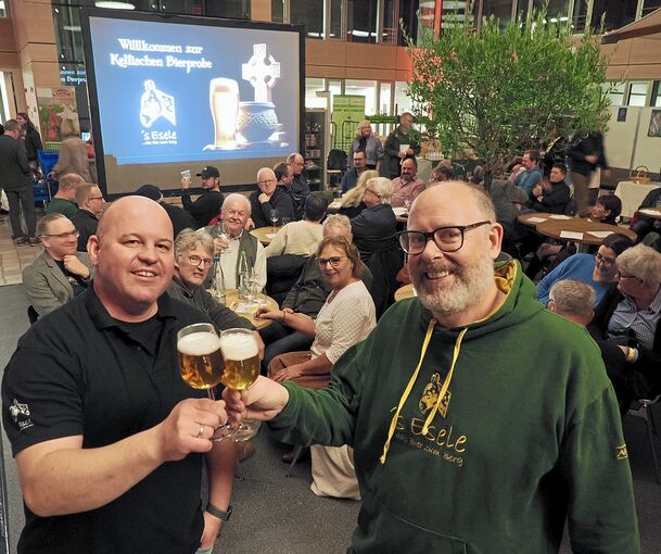 Michael Dahm (links) und Clemens Thüsing führen durch die keltische Bierprobe.