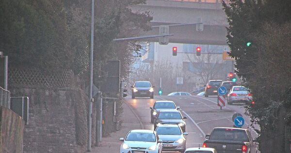 Rückstau teils bis auf die Schwarzwaldstraße gibt es derzeit aufgrund einer ungünstigen Ampelschaltung an der Stadel-Kreuzung am Bietigheimer Ortsausgang.